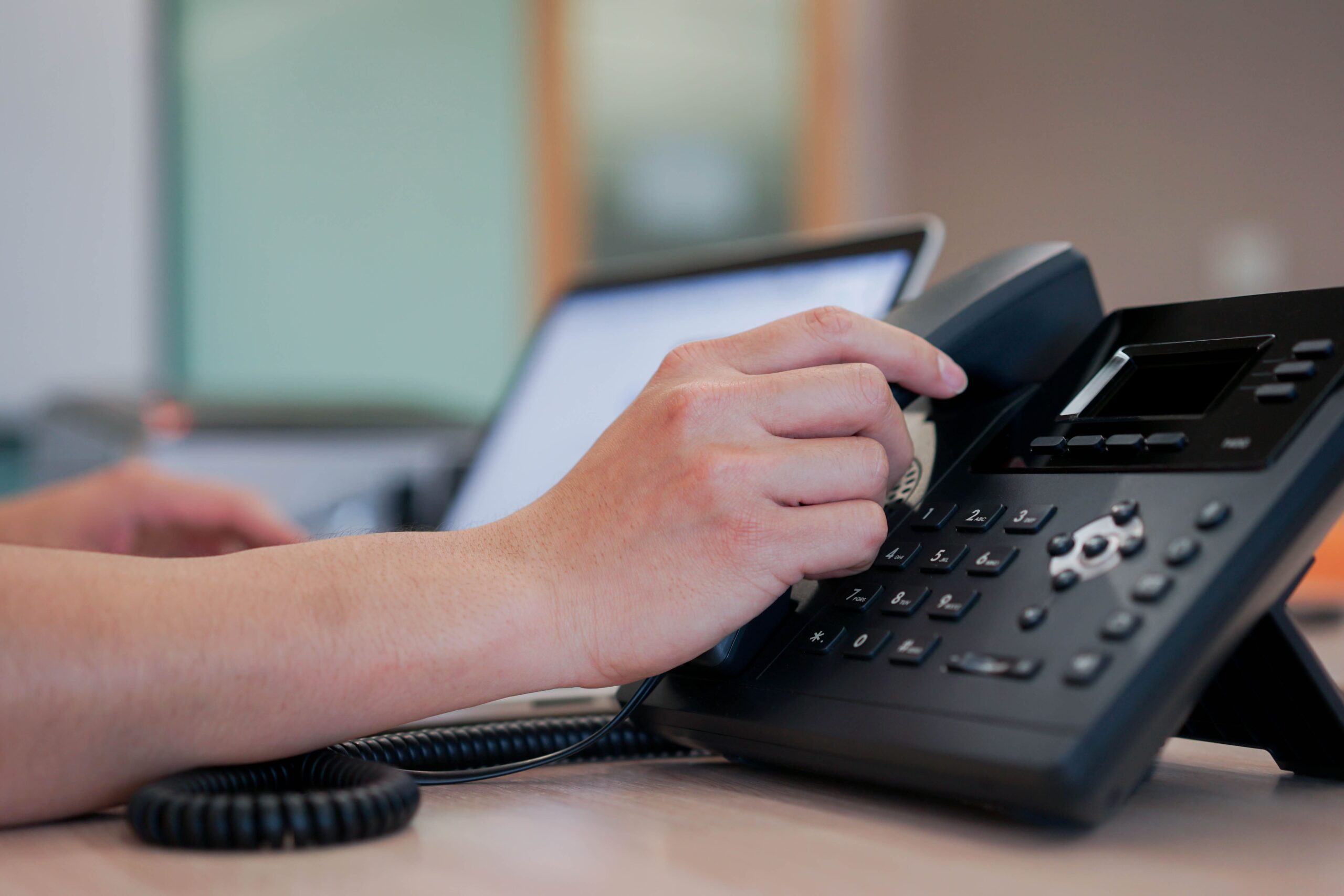 Teléfono con centralita virtual para gestionar llamadas de empresa