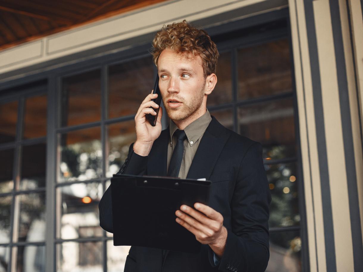 Hombre de negocios hablando por el móvil