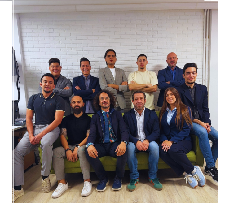 Equipo de Celtic Consulting reunido en grupo sonriendo a cámara